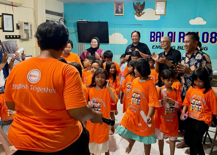 Sarana Belajar Bahasa Inggris di Kampung, Anak-anak Embong Blimbing Antusias Ikuti English Day