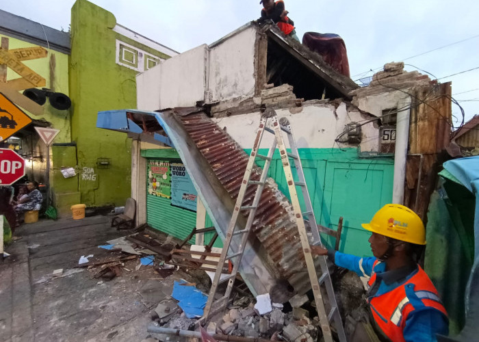 Bangunan di Ngaglik Roboh Akibat Gempa, Pedagang Takjil Jadi Tertimpa Reruntuhan 