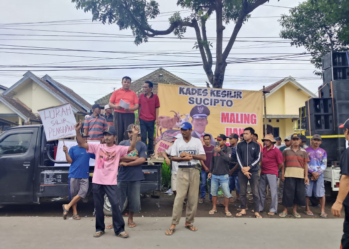 Warga Kesilir Demo Tuntut Kades Mundur Akibat Dugaan Korupsi