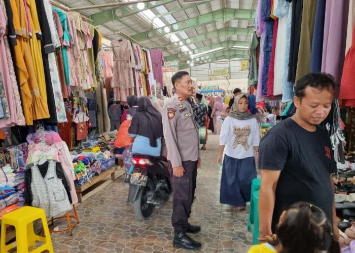 Jelang Lebaran, Kanit Binmas Polsek Kalitidu Patroli di Pasar Panjunan