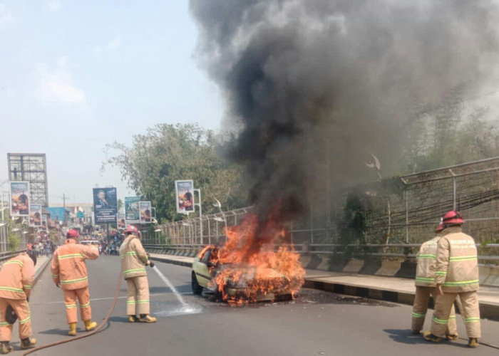 Selang Bensin Bocor, Mazda Astina Terbakar di Malang