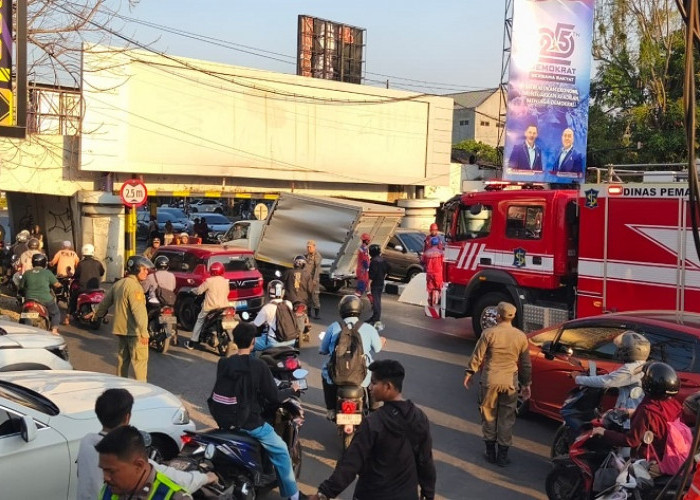  Mobil Boks Hantam Tiang Pembatas di Viaduk Gubeng Surabaya