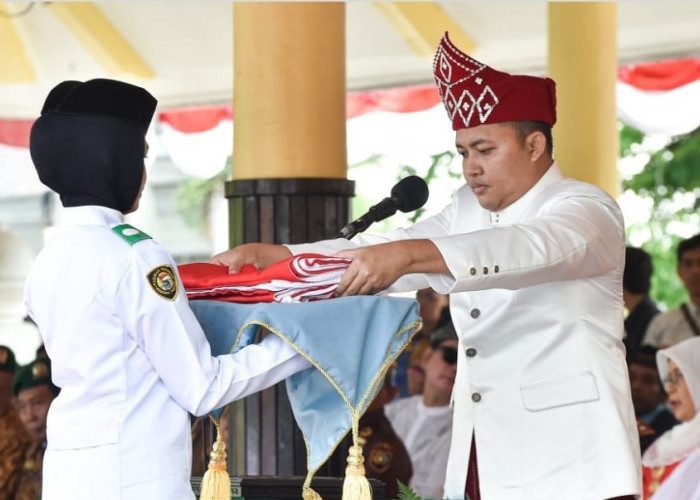 Bupati Pasuruan Rusdi Sutejo Pimpin Upacara Kemerdekaan dengan Pakaian Adat Banjar 