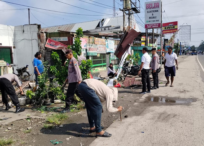 Puting Beliung Terjang Rumah Warga Geneng, Polisi Ngawi Turun Tangan Bantu Perbaikan dan Salurkan Sembako 