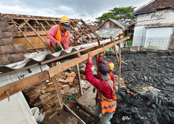Pendekatan Humanis Normalisasi Sungai Kalianak, Satpol PP Bantu Warga Bongkar dan Angkut Barang ke Luar Kota