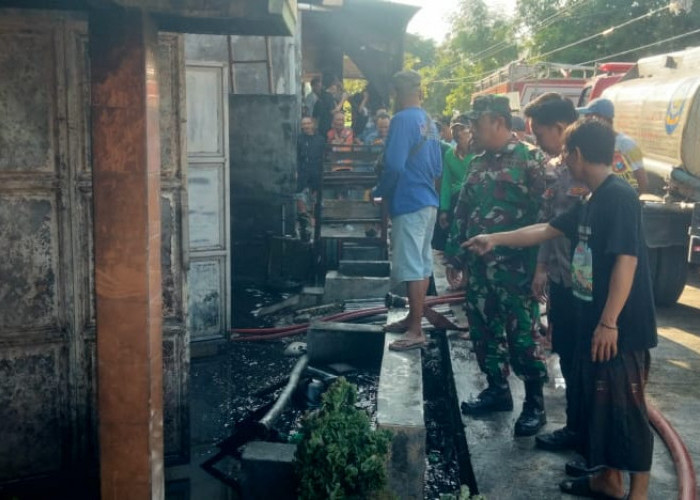 Isi Bensin Tepercik Api, Ruko di Lamongan Ludes Terbakar, Pemilik Terluka