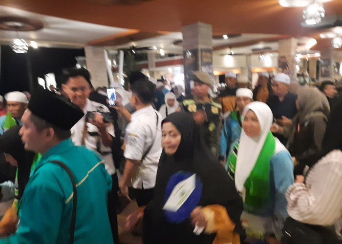 Suasana Haru Warnai Kedatangan Haji Situbondo, Satu Jemaah Lansia Wafat Setelah Turun Bus