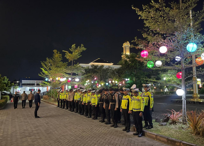 Warna-warni Lampu Hias Percantik Mapolresta Sidoarjo