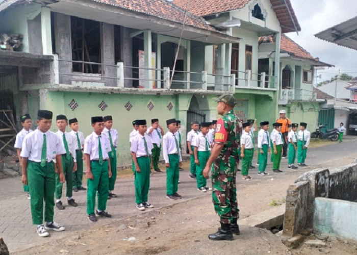 Bangun Generasi Tangguh, Babinsa Sememu Lumajang Latih PBB Siswa MI Nurul Islam 1