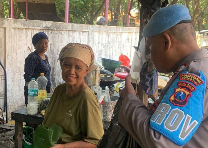 Di Balik Ketegasan, Provos Polsek Rungkut Hadir dengan Kepedulian Nyata