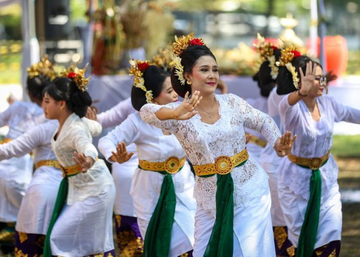 Ribuan Umat Hindu Gelar Upacara Melasti di Pantai Kenjeran Surabaya 