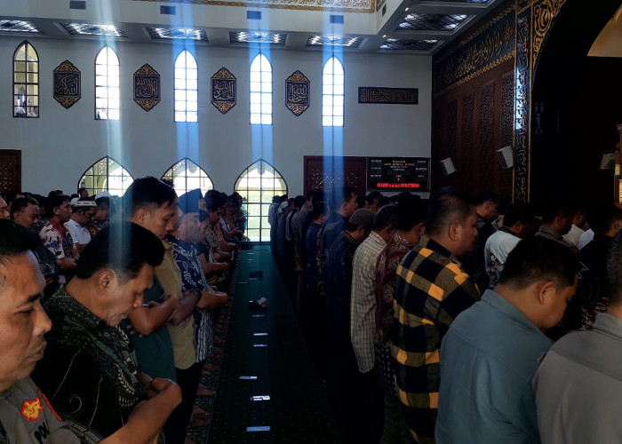 Polda Jatim Gelar Salat Gaib untuk Korban Tewas Terlindas Mobil Rantis