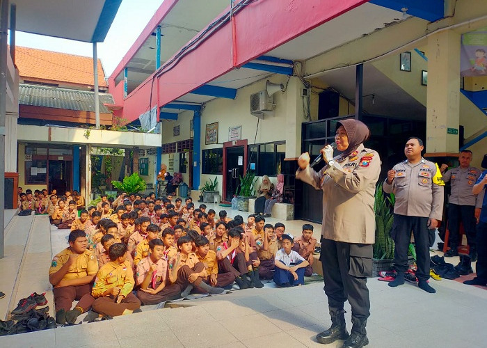 Polsek Karangpilang Gelar Pembinaan Kenakalan Remaja di SMPN 16 Surabaya