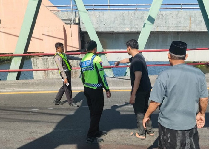 Pemotor Tewas Tertabrak Truk dan Mobil saat Menyalip di Jembatan Sembayat Gresik