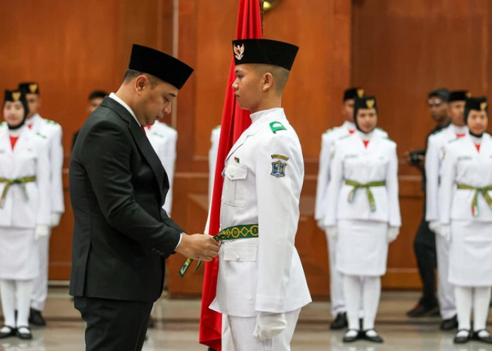 Eri Cahyadi Kukuhkan 98 Paskibraka Surabaya 2026, Siap Bertugas di Balai Kota