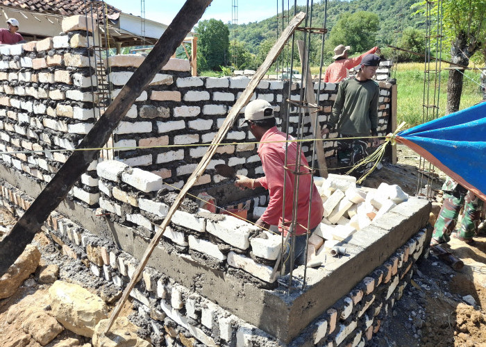 Satgas TMMD 127 Percepat Pemasangan Dinding RTLH Milik Warga Rubaru