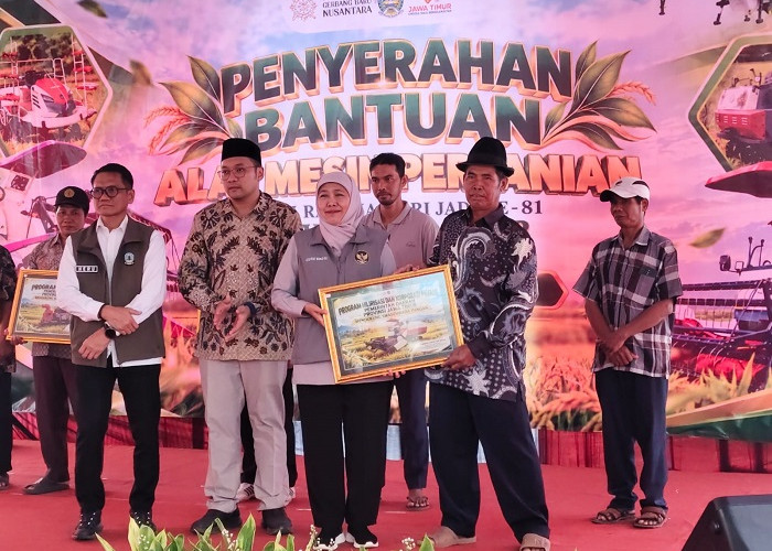 Kado HUT ke-81 Jatim, Khofifah Salurkan 7 Alsintan untuk Petani Mojokerto