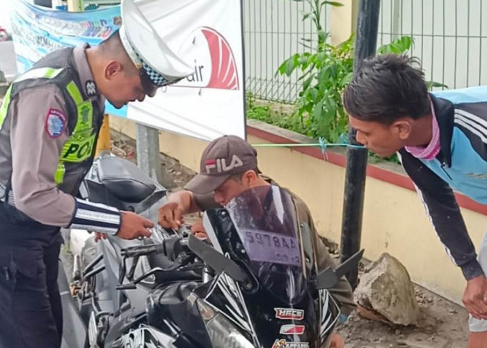 Pemotor Patah Kunci, Personel Turjagwali Satlantas Polres Kediri Kota Sigap Beri Bantuan
