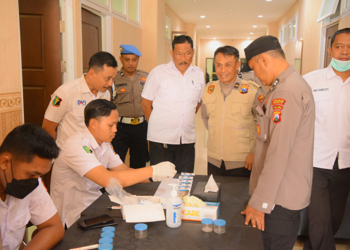 Polres Gresik Gelar Tes Urine Mendadak Usai Apel Pagi