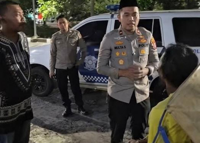 ?Aksi Humanis Polsek Genteng Berbagi Rezeki dan Sapa Tukang Becak di Surabaya