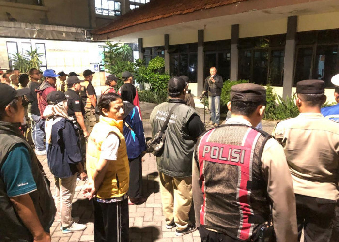 Polsek Wiyung Sukses Laksanakan Pembersihan APK Pilkada 2024