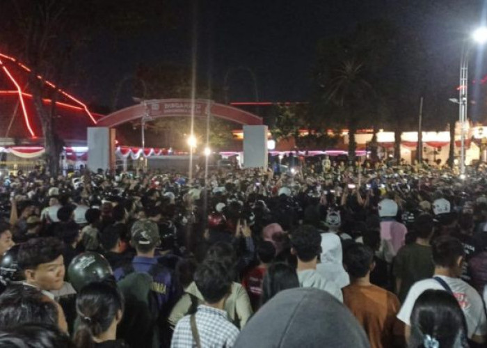 Gedung Grahadi Kembali Dikepung Massa, Pangdam V/Brawijaya  dan Gubernur Jatim Temui Demonstran