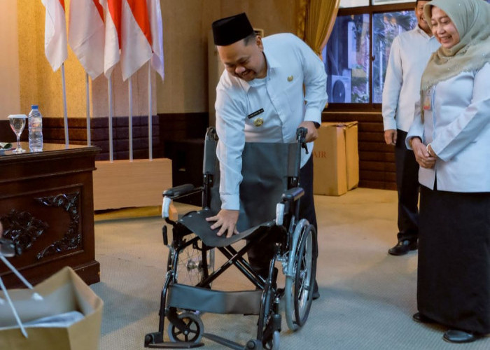 Perkuat Layanan Haji, Pemkab Gresik Salurkan Kursi Roda dan Paket Obat untuk Jemaah Lansia 