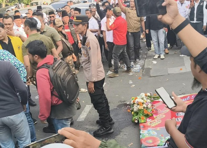 Aksi Mahasiswa di Kejati Jatim Memanas, Karangan Bunga Nyaris Dibakar di Surabaya