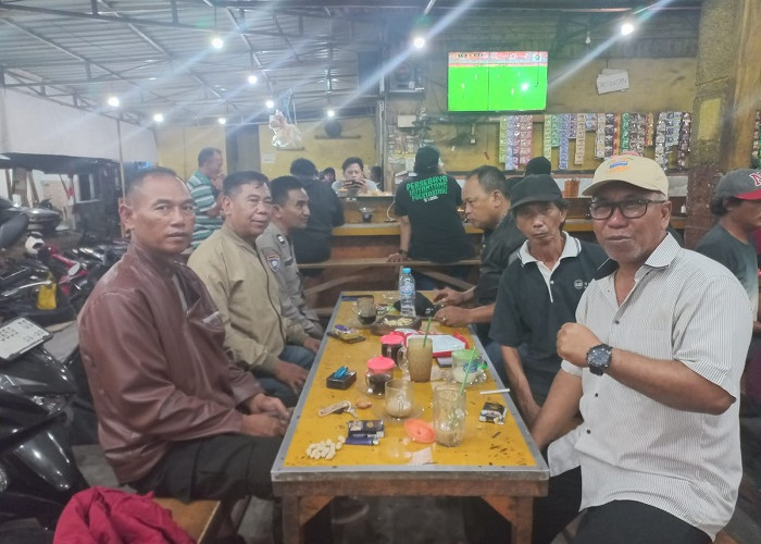 Kapolsek Jambangan Nobar Persebaya Vs Arema FC Bersama Warga Pagesangan