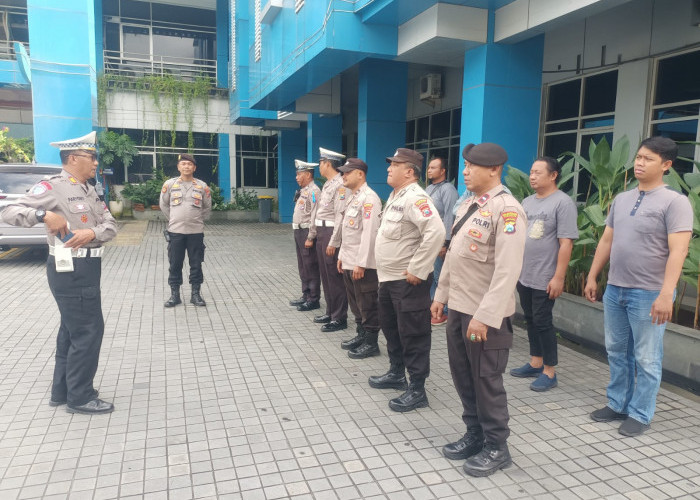 Polsek Gayungan Amankan Aksi Unjuk Rasa Lembaga Barisan Rakyat Bersatu Jatim di Kantor Dinas Perikanan