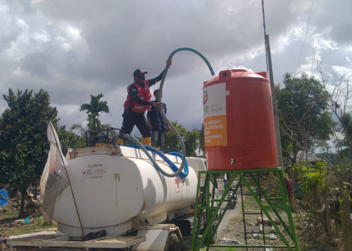 Misi Kemanusiaan, Relawan PMI Jember Pasok Puluhan Ribu Liter Air Bersih ke Lokasi Bencana Aceh