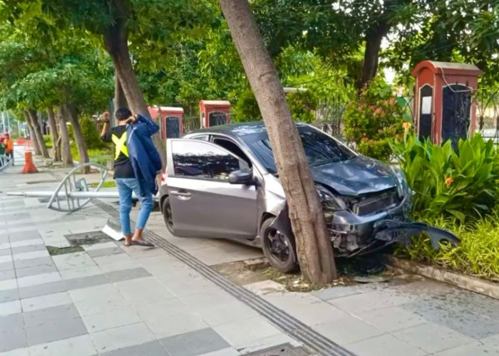 Brio Tabrak PJU di Jalan Ahmad Yani, 1 Pesepeda Luka