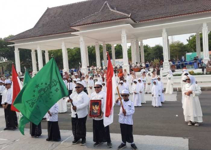 Ribuan Santri Situbondo Ikuti Kirab Santri Bersholawat Keliling Kota