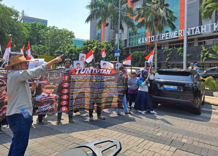  Massa Cakra Muda Indonesia Desak  Jaksa Usut Terus  Gratifikasi DSDABM Kota Surabaya