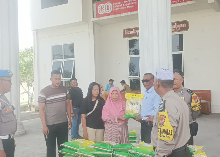 6 Ton Beras Bulog Ludes Terjual saat Gerakan Pangan Murah Polsek Gempol