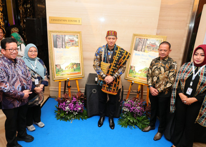 Menteri AHY Tandatangani Lukisan untuk Sampul Buku Cerita Tanah Ulayat Hari Ini