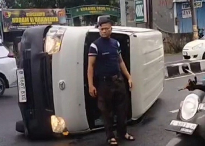 Minibus Terguling di Kalirungkut Surabaya, Sopir Diduga Mengantuk