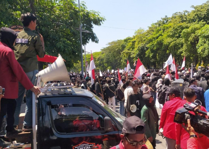 Buntut Driver Ojol Tewas, Mahasiswa Gabungan Gelar Demo di Polda Jatim