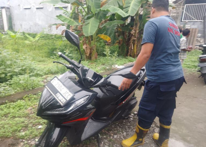 Tak Bisa Turunkan Standar Tengah Motor, Ibu di Gresik Minta Bantuan Damkar