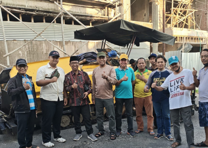 Anggota DPRD Kabupaten Malang Syaiful Rosyid Realisasikan Pengaspalan Jalan di Sawojajar 2
