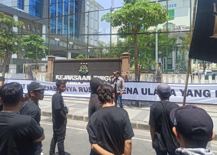 Massa LSM RATU Gelar Aksi Unjuk Rasa di Kejati Jatim, Tuntut Transparansi Dana BOS