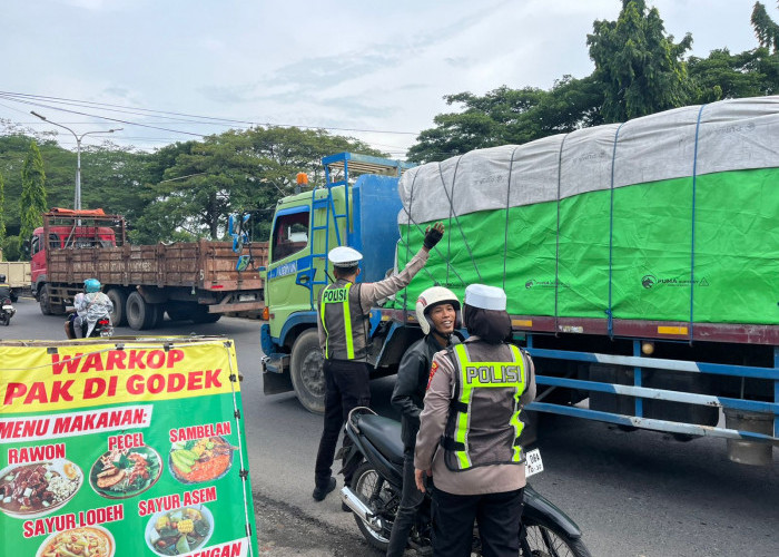Tekan Pelanggaran Lalu Lintas, Satlantas Polres Gresik Turunkan Personel di Simpang Bunder