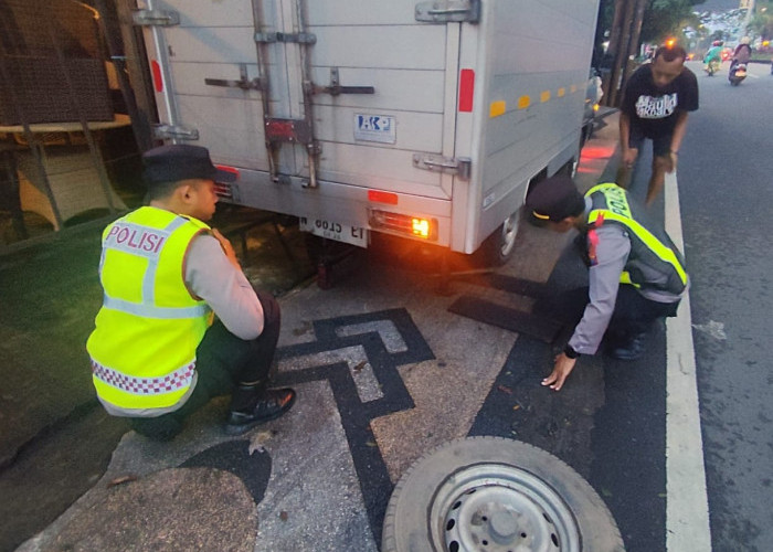 Tim Urai Polresta Malang Kota Gercep Bantu Mobil Pecah Ban 