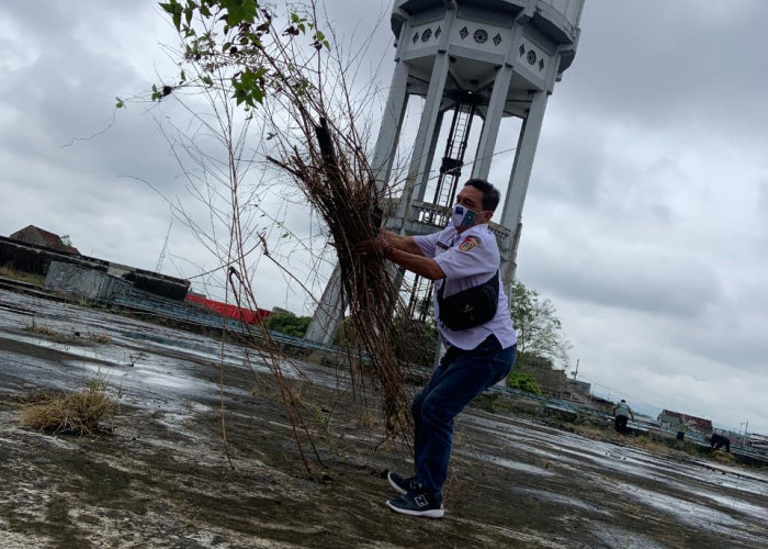 Kepala UPT Pasar Tanjung Ajak Tim Bersih-Bersih untuk Persiapan Senam Bersama