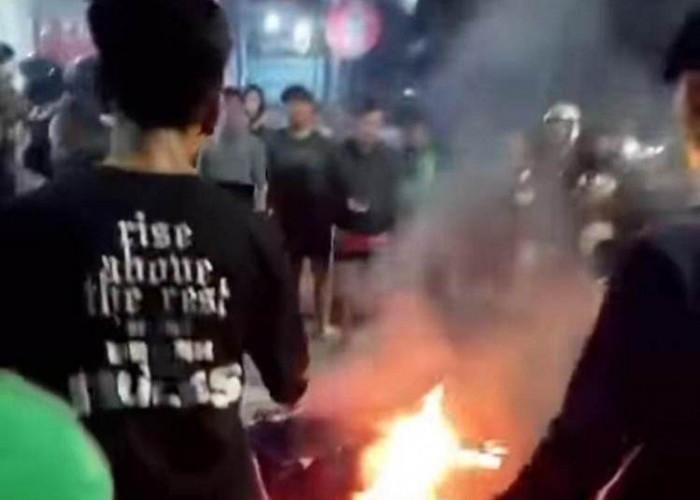 Polisi Beberkan Kronologi Puluhan Remaja Tak Dikenal Bakar Motor Pengendara di Pandegiling