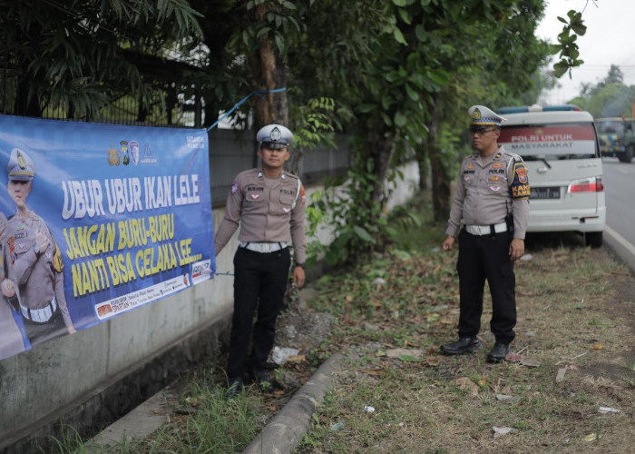 Marak Kecelakaan, Satlantas Polres Gresik Pasang Imbauan di Kawasan Rawan