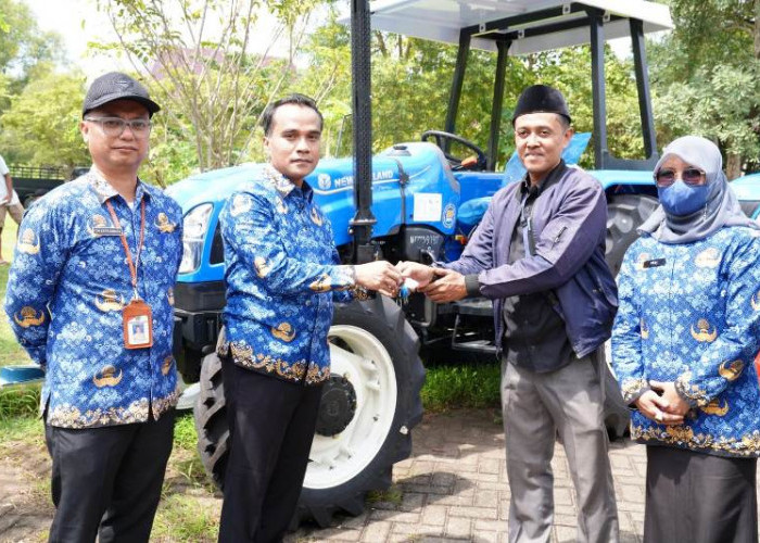 Perkuat Sektor Pertanian, Bupati Bangkalan Pasok Bantuan 12 Unit Traktor Roda 4 kepada Petani