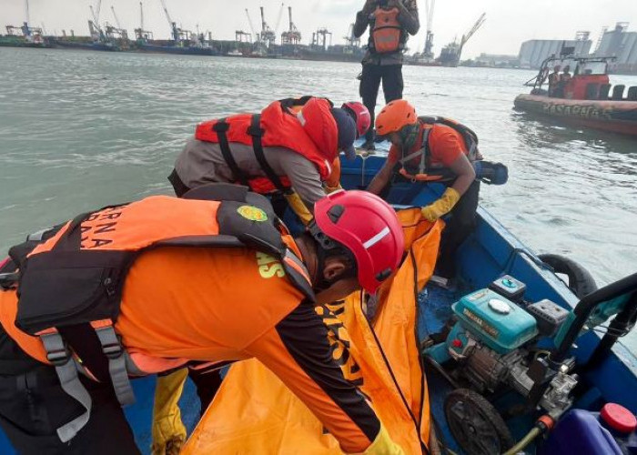 Penyelaman di Perairan Keruh, Tim SAR Akhirnya Temukan Korban Tenggelam di Tanjung Perak