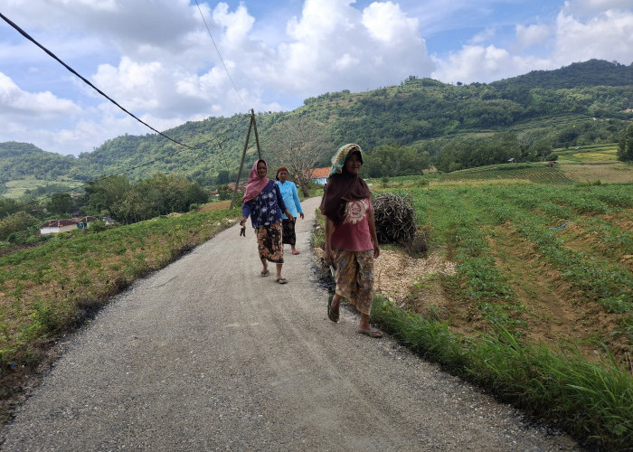 Dulu Jalan Rusak Kini Petani Bawang Mandala Nikmati Aspal TMMD
