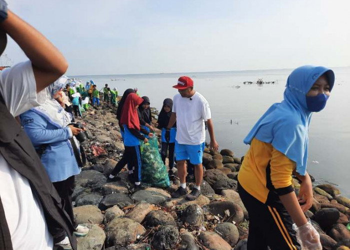 Gandeng Relawan Internasional, Mas Rio Pimpin Aksi Bersih Pesisir Besuki Situbondo